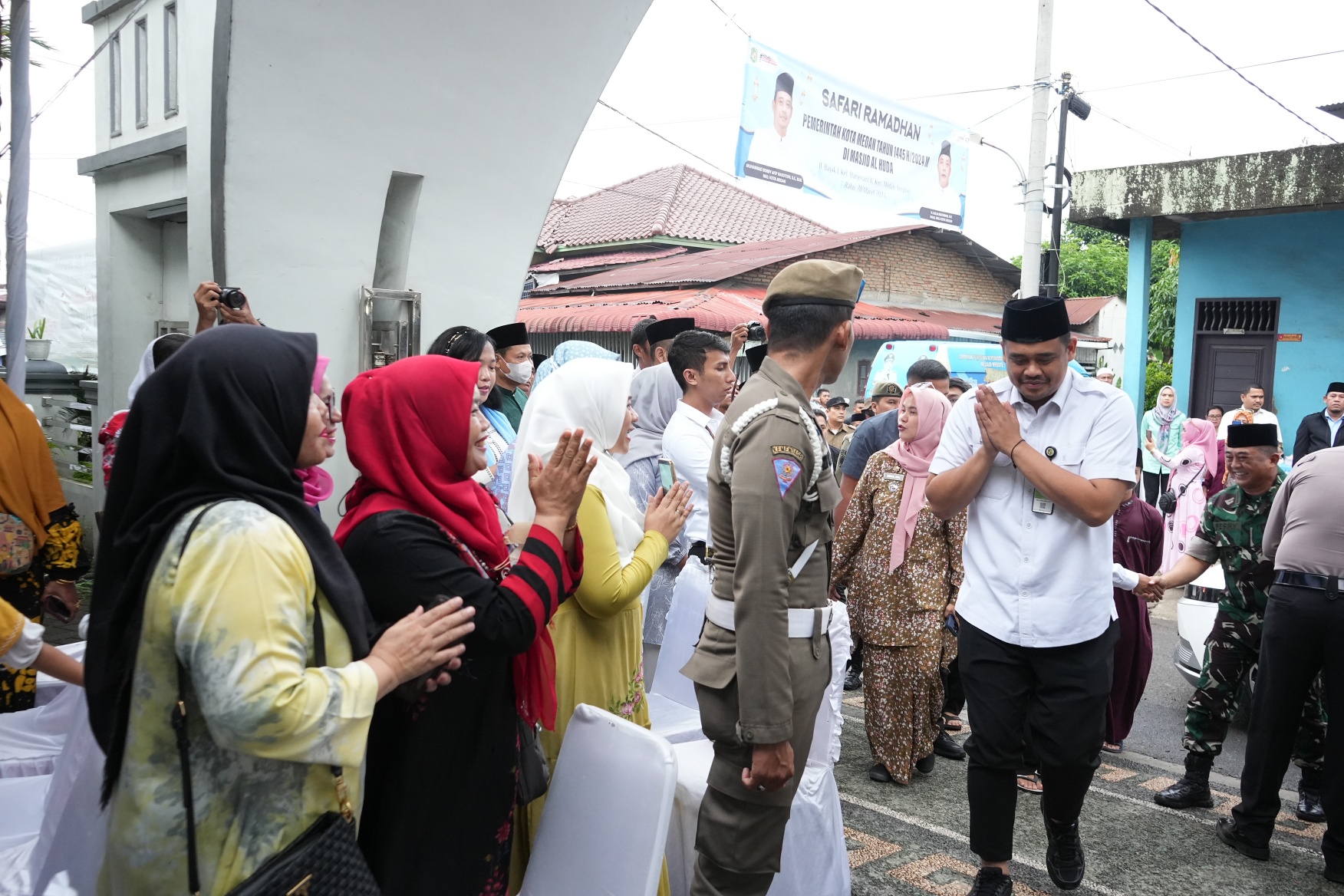 Bobby-Nasution-Ajak-Masyarakat-Jaga-Kesucian-Ramadan__baca643.html